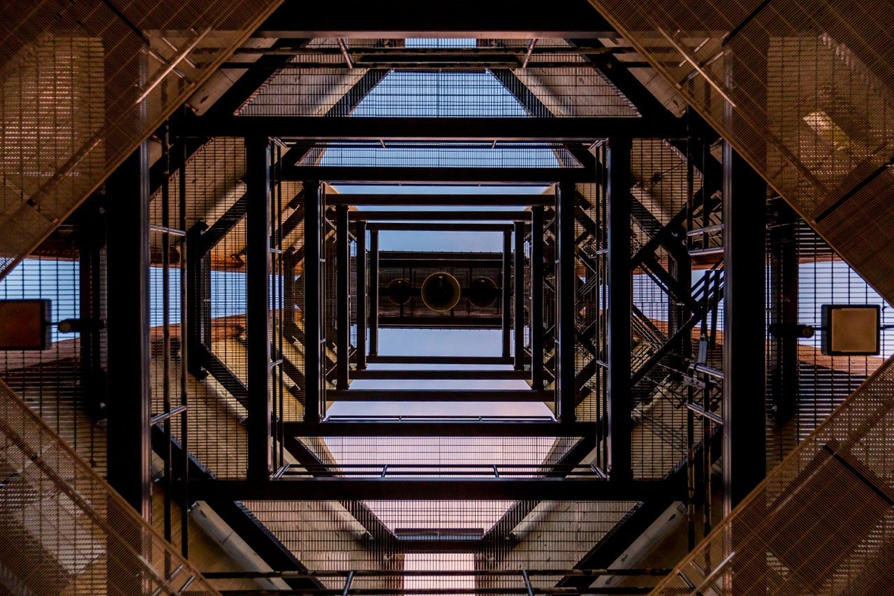 Estructura geométrica metálica de precisión técnica