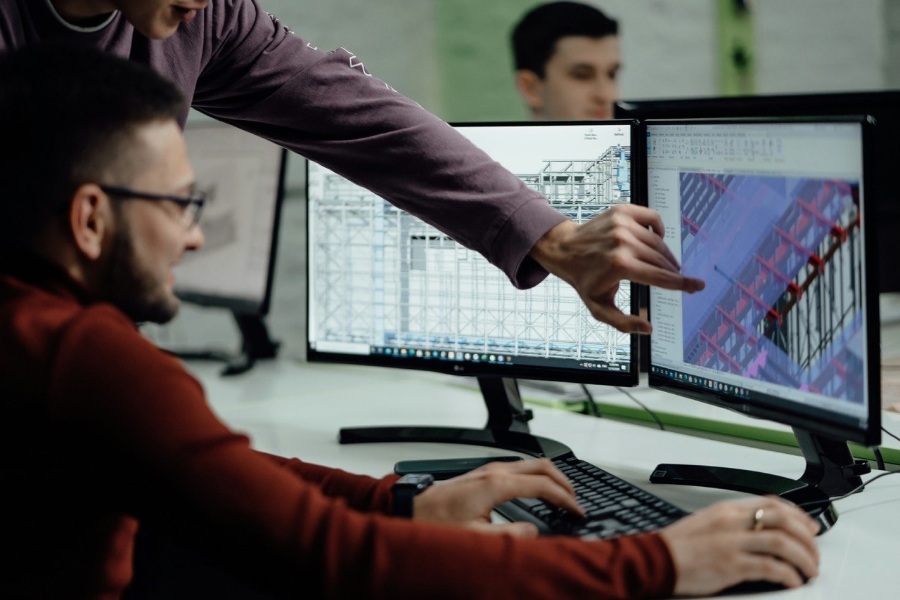 Equipo técnico trabajando en coordinación BIM
