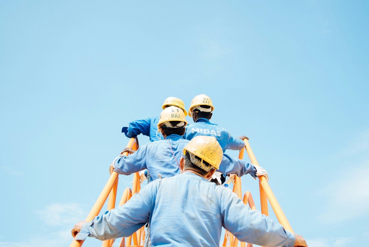 Trabajadores en obra coordinando información técnica