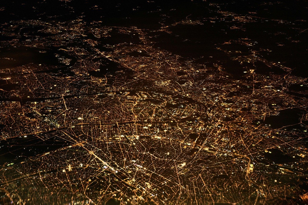 Ciudad iluminada vista aérea — cobertura nacional de SORA