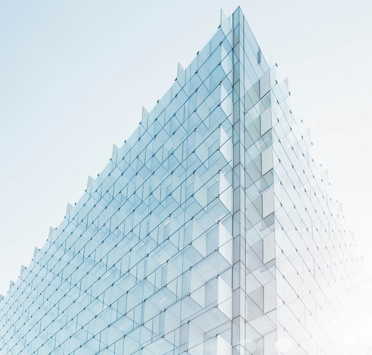 Fachada de edificio corporativo moderno con vidrio